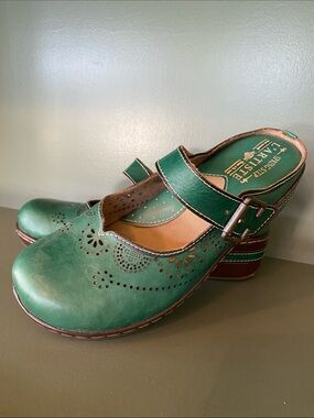 L’Artiste Spring Step Green Leather Mary Jane Clogs with Buckle
